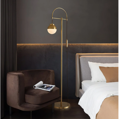 Luminária de piso Oria – Elegância minimalista com detalhes dourados e luz LED acolhedora Luminária de piso Oria – Elegância minimalista com detalhes dourados e luz LED acolhedora