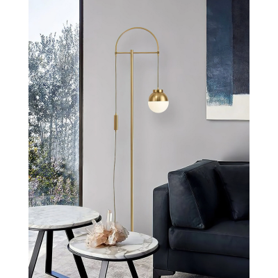 Luminária de piso Oria – Elegância minimalista com detalhes dourados e luz LED acolhedora Luminária de piso Oria – Elegância minimalista com detalhes dourados e luz LED acolhedora