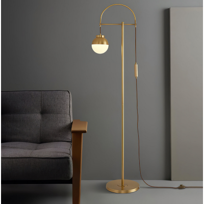 Luminária de piso Oria – Elegância minimalista com detalhes dourados e luz LED acolhedora Luminária de piso Oria – Elegância minimalista com detalhes dourados e luz LED acolhedora