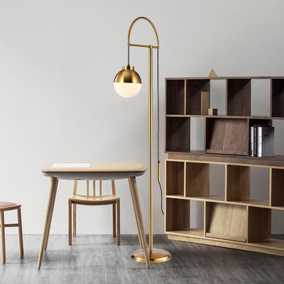 Lámpara de pie Oria – Elegancia minimalista en oro y luz cálida de diseño Lámpara de pie Oria – Elegancia minimalista en oro y luz cálida de diseño