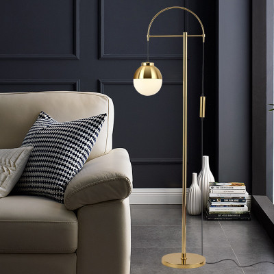 Lámpara de pie Oria – Elegancia minimalista en oro y luz cálida de diseño Lámpara de pie Oria – Elegancia minimalista en oro y luz cálida de diseño